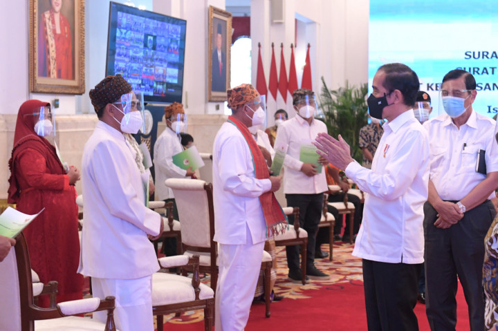 Jokowi Serahkan SK Hutan Adat, Hutan Sosial dan TORA se-Indonesia