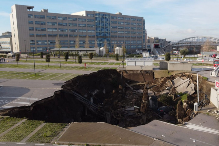 Sinkhole Tiba-tiba Muncul di RS Khusus Covid-19 di Napoli, Pasien Dievakuasi