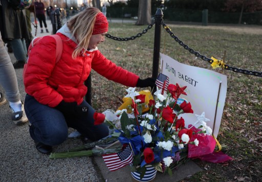 Kerabat menaruh bunga di depan Capitol Hill untuk mengenang Ashli Babbitt. Foto: AFP.