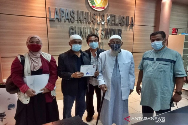 Abu Bakar Ba'asyir sebelum meninggalkan Lapas Kelas IIA Gunungsindur, Jawa Barat, Jumat 8 Januari (ANTARA/HO Istimewa)