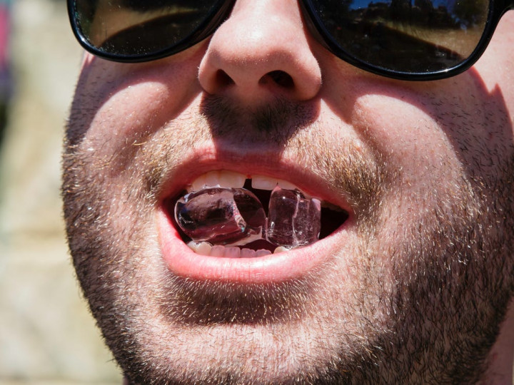 Mengunyah Es Batu Bisa Berbahaya untuk Enamel Gigi