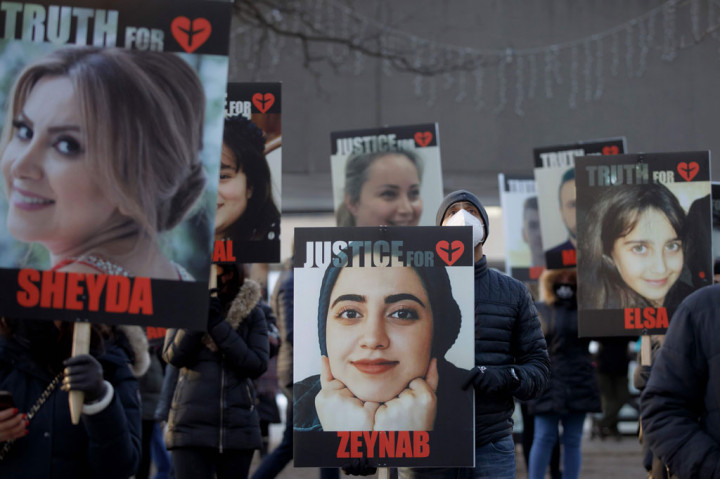 Keluarga Korban Peringati Setahun Jatuhnya Pesawat Ukraina yang Ditembak Iran