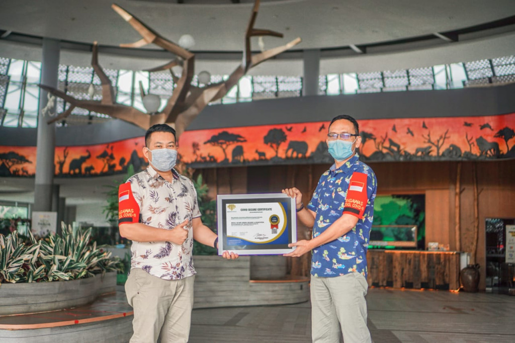 Serah terima sertifikat aman covid-19. (Foto: Istimewa)
