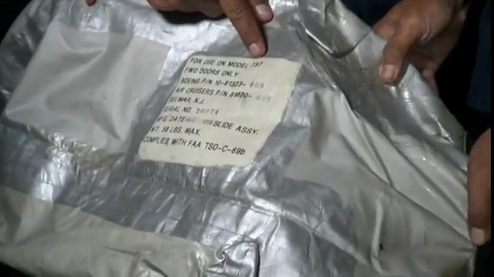 Basarnas Serahkan Serpihan Pesawat Sriwijaya Air SJ 182 kepada DVI Polri