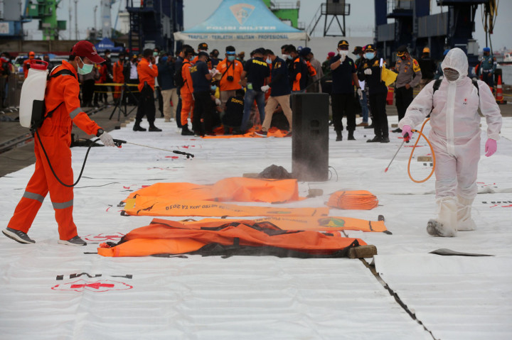 Kantong Jenazah Korban Pesawat Sriwijaya Air Disemprot Disinfektan Sebelum Diidentifikasi