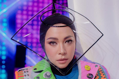 Melly Goeslaw Angkat Bicara Terkait Face Shield