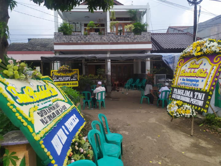 Karangan Bunga Belasungkawa Memenuhi Kediaman Kapten Afwan