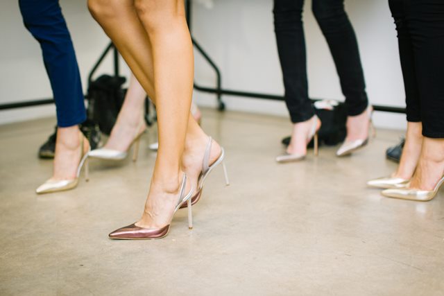 Sepatu pointed dan high heels sangat disarankan untuk wanita bertubuh mungil. (Foto: Ilustrasi/Unsplash.com)