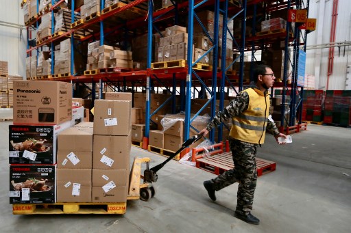 Gelliat konsumen Tiongkok. Foto : AFP.