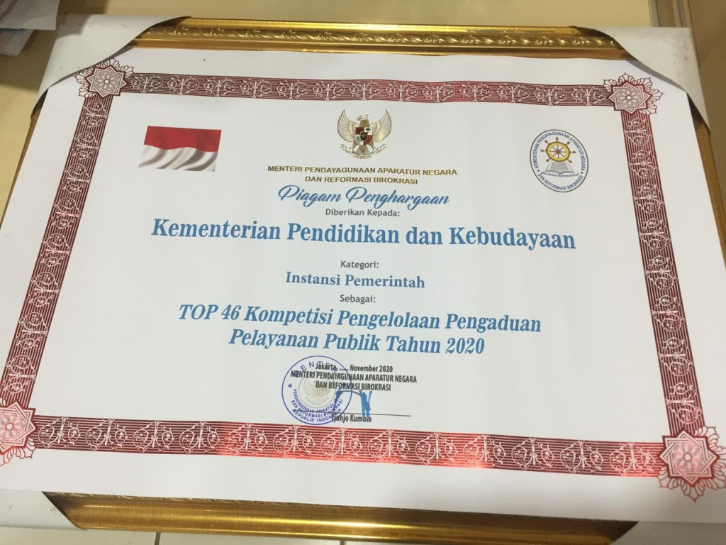 Piagam penghargaan Kemendikbud dalam Kompetisi Pengelolaan Pengaduan Pelayanan Publik kategori Instansi Pemerintah 2020. Dok Kemendikbud.