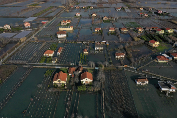 Potret Albania Dikepung Banjir