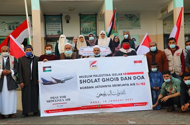 Muslim Palestina Salat Gaib untuk Korban Sriwijaya Air SJ-182