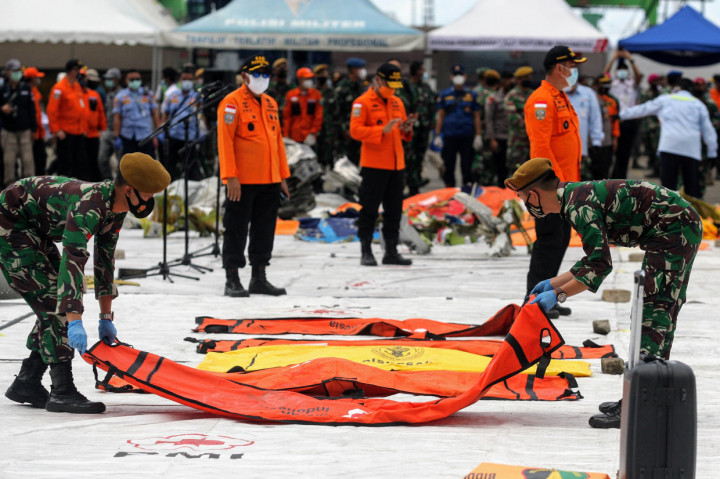 KRI Tenggiri Bawa 6 Kantong Berisi Serpihan Pesawat hingga Bagian Tubuh Korban