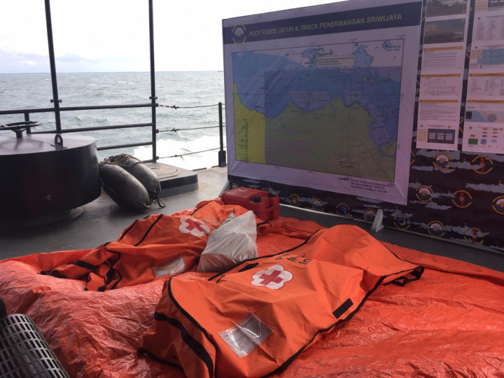 TNI AL Temukan KTP Penumpang dan Pramugari Sriwijaya Air