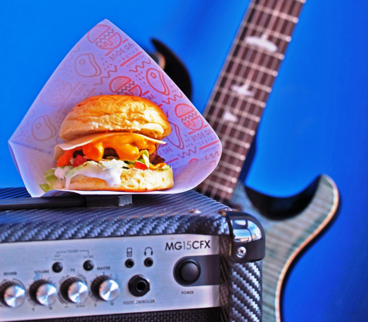 Pedasnya Burger dengan Saus khas Korea dan Jepang