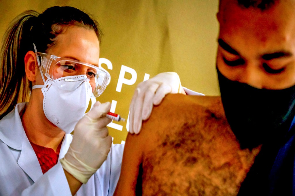 Seorang relawan di Brasil menerima suntikan vaksin Sinovac pada Agustus 2020. (SILVIO AVILA/AFP/GETTY)