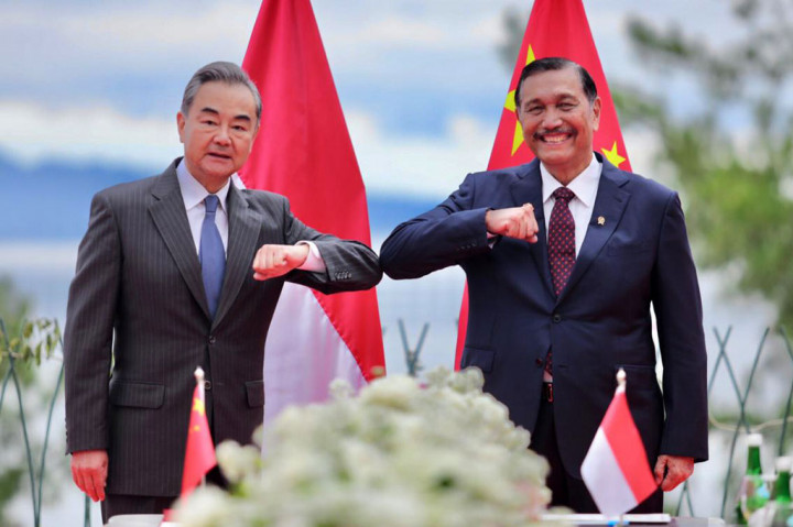 Saat Menlu Tiongkok Wang Yi Nikmati Keindahan Danau Toba