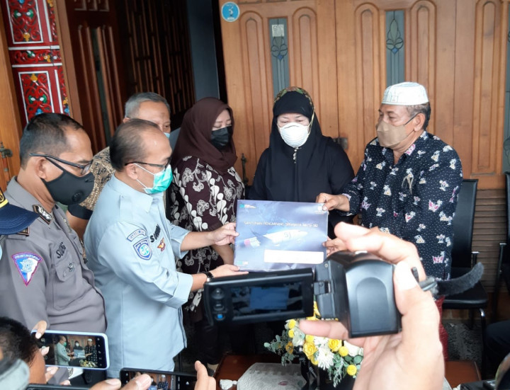 Keluarga Kopilot Fadly Terima Santunan Rp50 Juta
