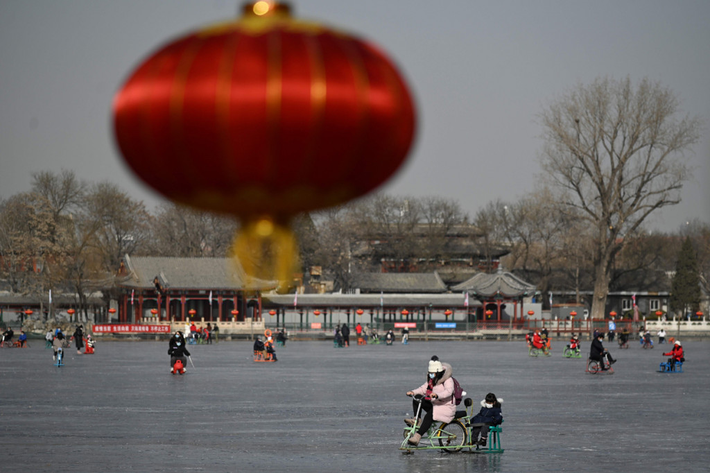 Serunya Berseluncur di Atas Danau Beku di Beijing