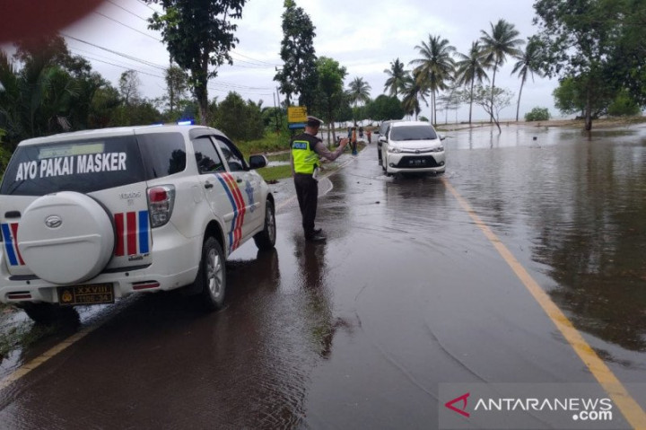 Banjir Rob Hantam Badan Jalan di Bangka Tengah