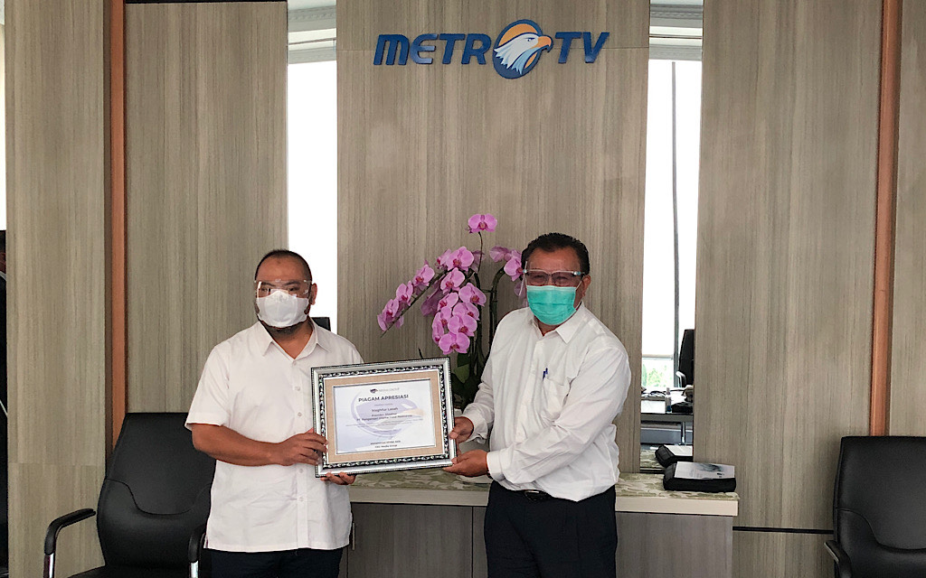 CEO Media Group Muhammad Mirdal Akib menyerahkan penghargaan kepada Direktur Utama PT PUFR Maghfur Lasah, Rabu, 13 Januari 2021. Foto: Medcom.id/Theofilus Ifan Sucipto