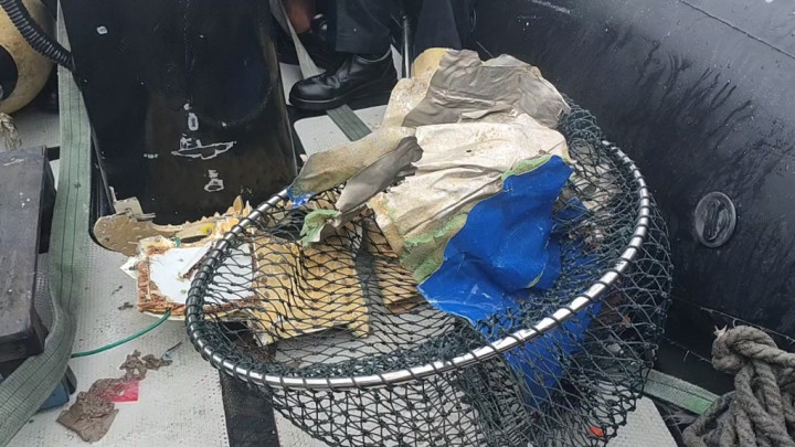 KPLP Temukan Sejumlah Puing Pesawat Sriwijaya dan Tas Hitam