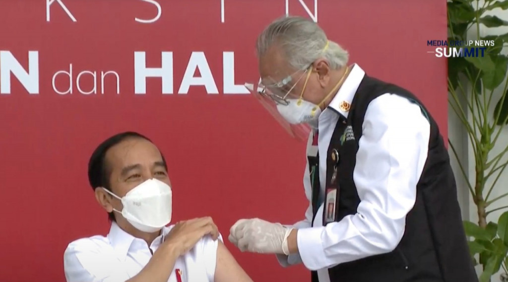 Presiden Joko Widodo disuntikkan vaksin covid-19 di Istana Negara, Jakarta, Rabu, 13 Januari 2021. Foto: Dok Metro TV