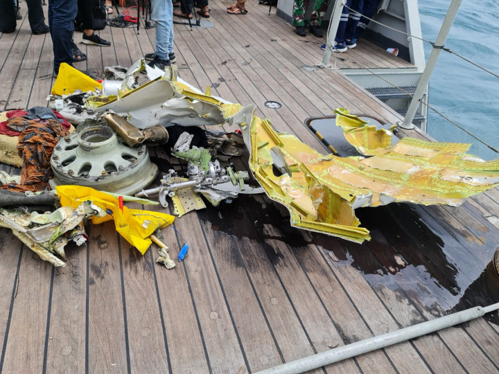 KRI Parang-647 Temukan Serpihan Pesawat dan KTP Berprofesi Guru