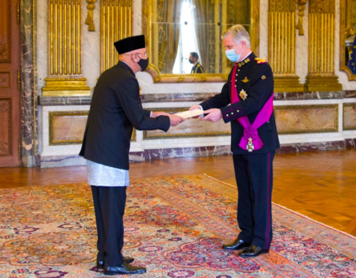 Dubes RI Serahkan Surat Kepercayaan ke Raja Belgia, Cerita Jokowi Suntik Vaksin