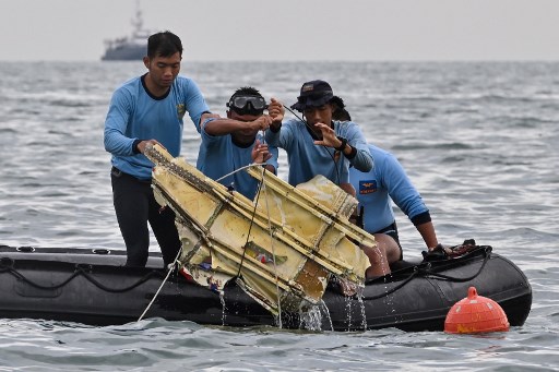 Pencarian korban dan puing pesawat Sriwijaya Air terus berlanjut. Foto: AFP.