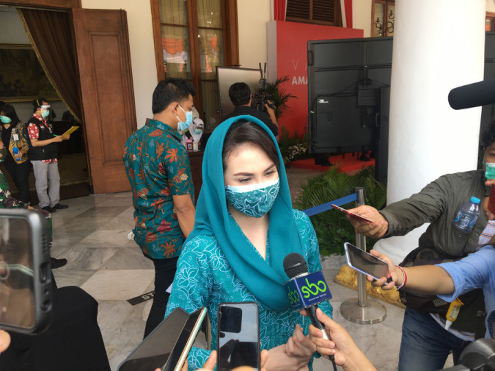 Arumi Bachsin Tunda Vaksin Perdana Covid-19