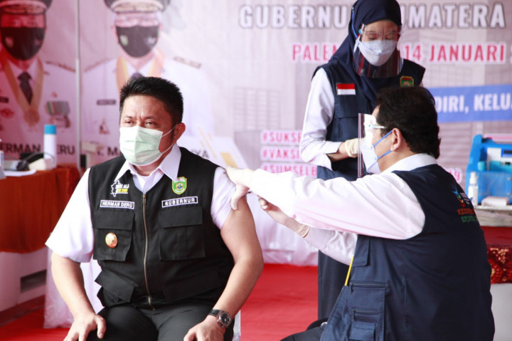 Gubernur Sumsel Herman Deru Awali Suntik Vaksin dari Wilayah Perbatasan