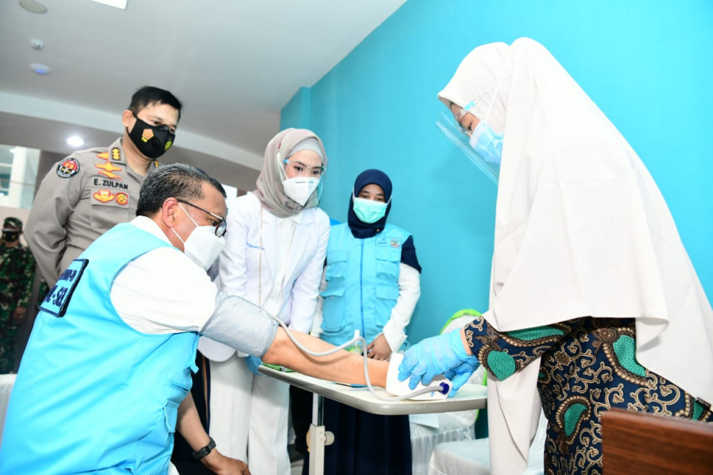 Gubernur Sulsel, Nurdin Abdullah saat diperiksa sebelum dinyatakan tak bisa menerima suntik vaksin covid-19, di RSKD Dadi Makassar, Sulawesi Selatan, Kamis, 14 Januari 2021. (Foto: Istimewa)