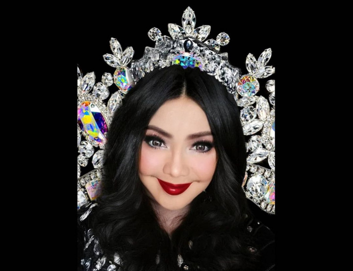 Iyeth Bustami Klarifikasi Kabar Lepas Hijab