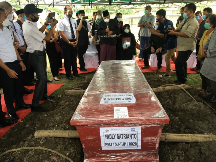 Suasana Haru Antar Kopilot Fadly ke Peristirahatan Terakhir