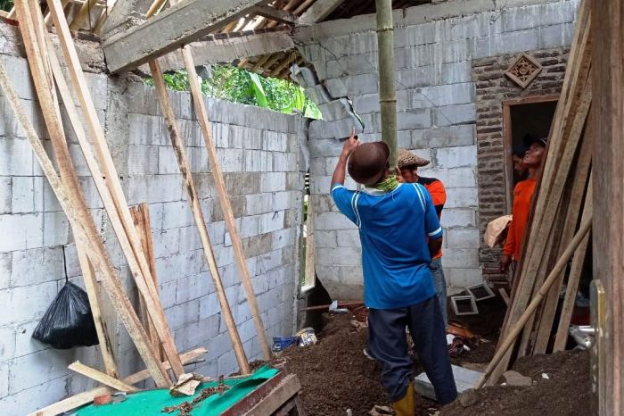 Belasan Rumah Rusak dan Warga Mengungsi Akibat Tanah Bergerak di Brebes