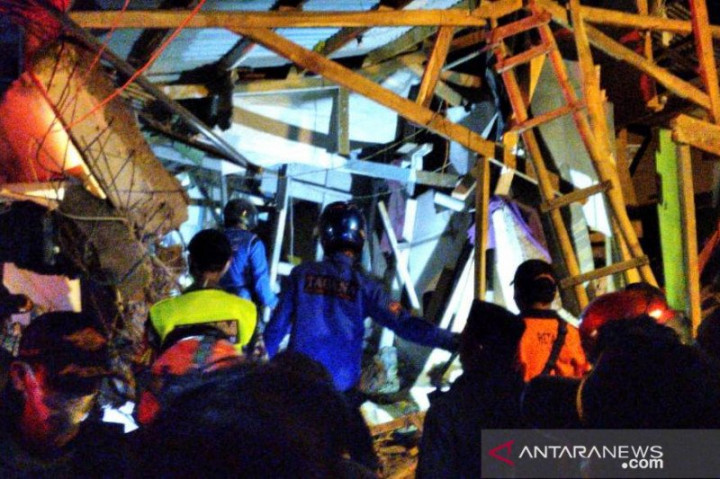 Petugas Gabungan Cari Korban Robohnya Ponpes Al Madaroh