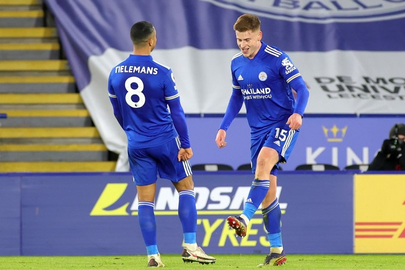 James Maddison merayakan golnya bersama Yoeri Tielemans. (Foto: Twitter Leicester City)