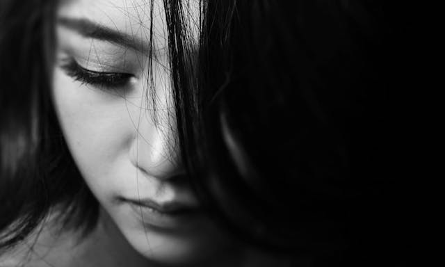 Perasaan sedih merupakan emosi yang dirasakan sebagai manusia. Namun, sedih juga bisa menjadi tanda bahwa seseorang mengalami depresi. (Ilustrasi/Pexels)