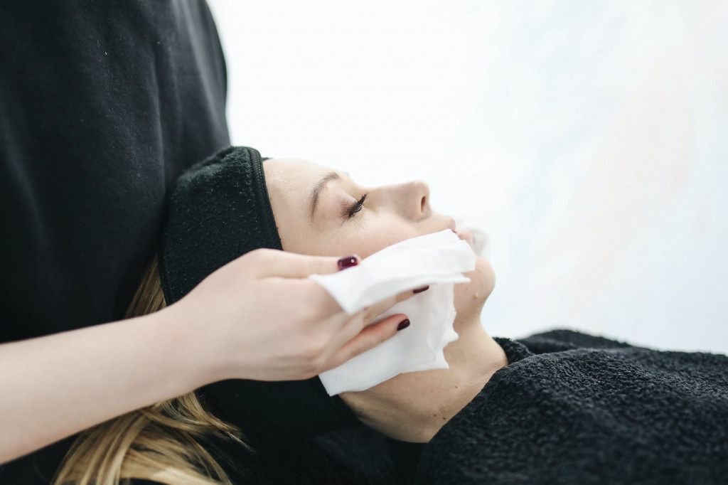 Lembapkan kulit kamu dengan produk yang mengunci kelembapan, mempercepat penyembuhan, dan memiliki sifat antioksidan untuk membuat kulit tampak bercahaya dan awet muda. (Ilustrasi/Pexels)