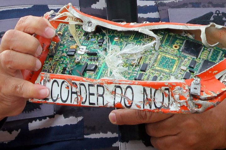 Tim SAR Gabungan TNI AL Serahkan 3 Kantong Temuan ke Basarnas