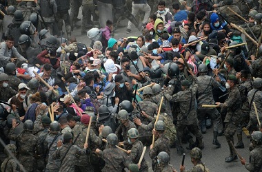 Bubarkan Ribuan Imigran, Polisi Guatemala Gunakan Gas Air Mata
