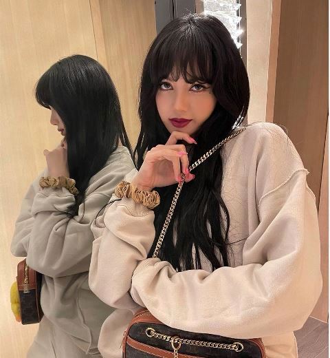 Ini gaya retro hingga vintage Lisa BLACKPINK yang bisa kamu sontek.(Foto: Dok. Instagram Lisa BLACKPINK/@lalalalisa_m)