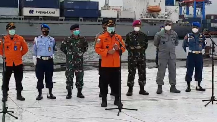 Bakamla Serahan Temuan Terkait Sriwijaya SJ-182 ke Basarnas