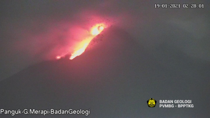 Merapi Muntahkan 30 Guguran Lava Pijar dalam 6 Jam