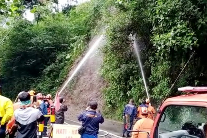 3 Foto Terpopuler: Akses Kota Batu-Pujon Tertutup Longsor hingga Mesut Ozil Resmi Gabung Fenerbahce