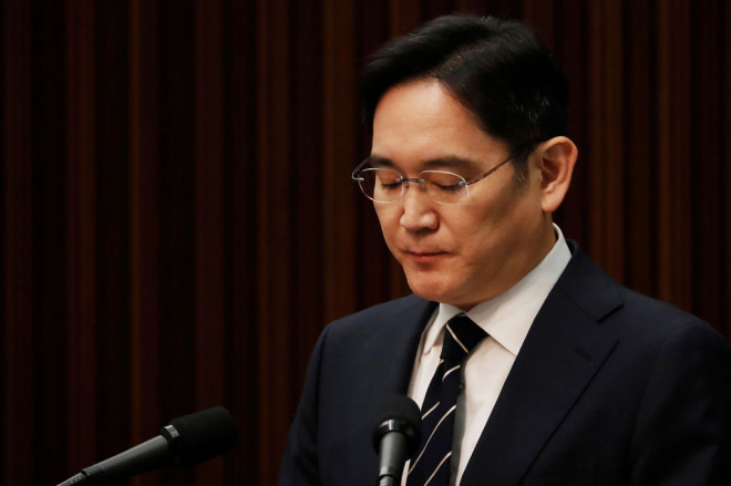 Pewaris Samsung Lee Jae-yong dijatuhi hukuman 2,5 tahun penjara dalam sidang ulang kasus suap yang melibatkan mantan Presiden Park Geun-hye, Senin, 18 Januari 2021. Lee harus kembali berada di balik jeruji besi kurang dari tiga tahun setelah menghirup uda