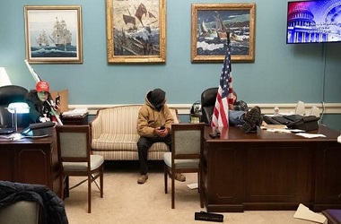 Seorang Perempuan Diduga Curi Laptop Ketua DPR AS