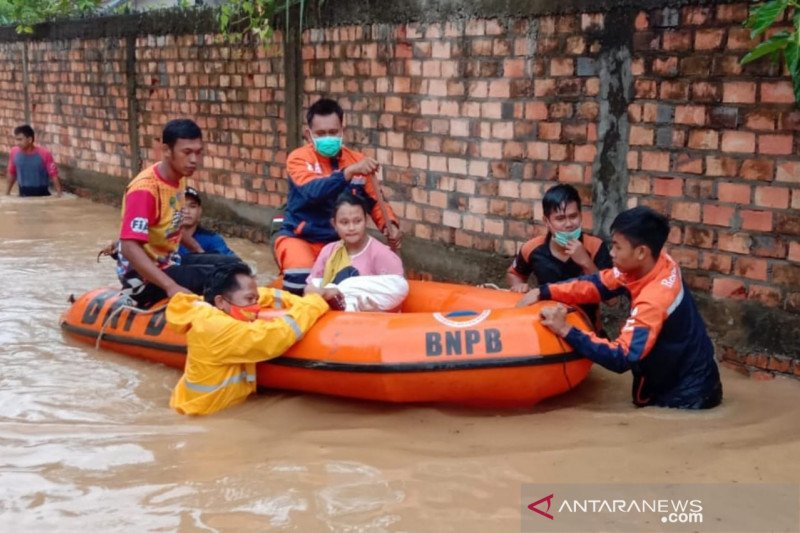  Personil BPBD PALI mengevakuasi seorang bayi beserta ibunya di Kelurahan Talang Ubi Timur untuk mengungsi dari banjir yang menggenang pada Kamis pagi (3/12/2020). (ANTARA/BPBD PALI/20)