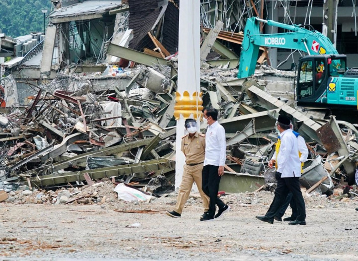 Jokowi Inspects Earthquake-Damaged Buildings in West Sulawesi